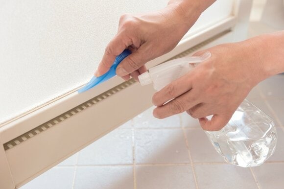 <浴室の壁や床など>目地についた軽いカビならゴシゴシ洗いでキレイに