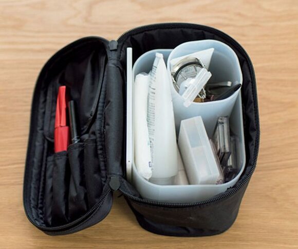持ち運べるポーチで手早くメイク