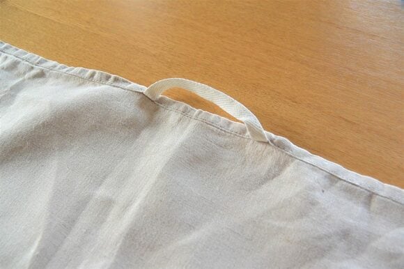 フックに引っ掛けられるようひももついています