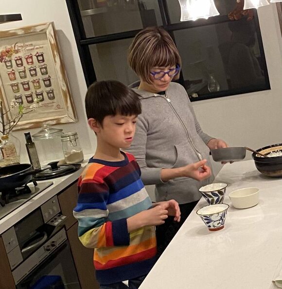 キッチンに子どもと女性