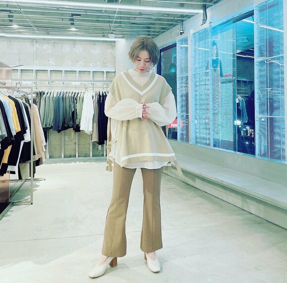 ベージュパンツ女性