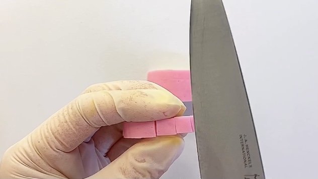 ピンク色の部分を削ぎ落とす様子