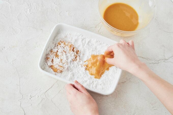 鶏胸肉に片栗粉をまぶしているところ