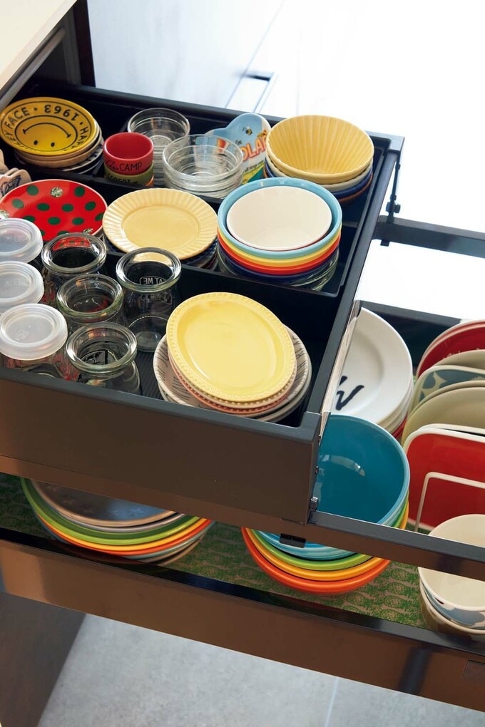 引き出しは食器入れに活用