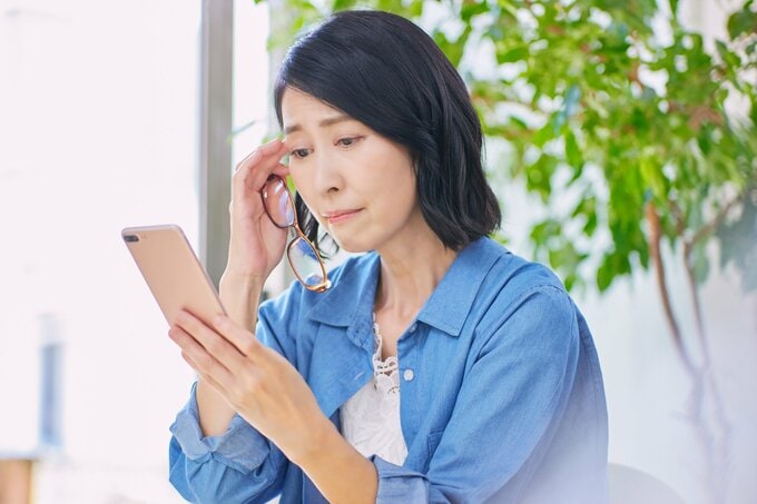 目に違和感を感じる女性