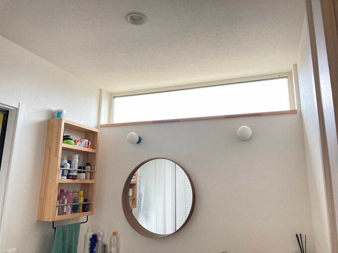 横広の窓を設置して明るく