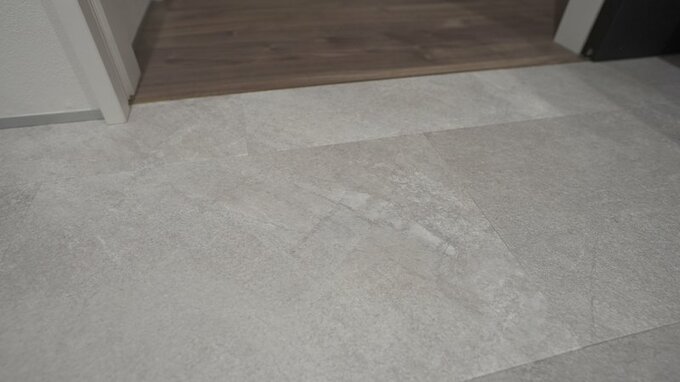 フロアタイルを採用