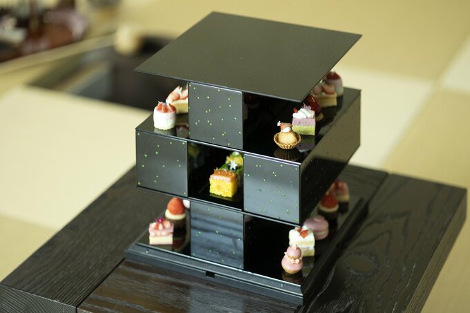 玉虫細工を施したお重に入っています