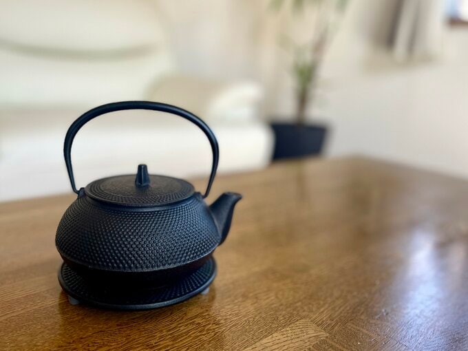 テーブルの上の急須