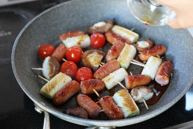 フライパンに調味料を加える