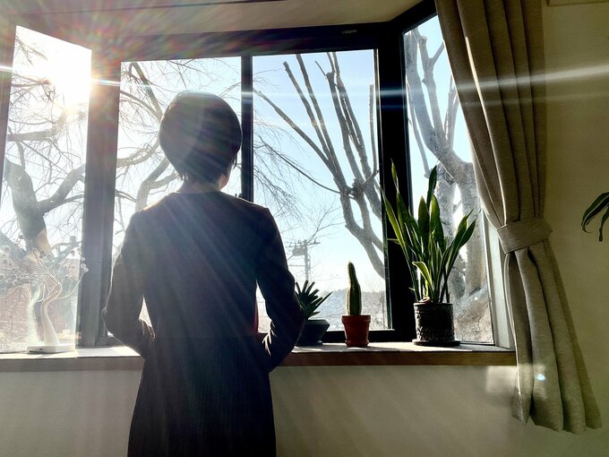 窓から日差しを浴びる様子