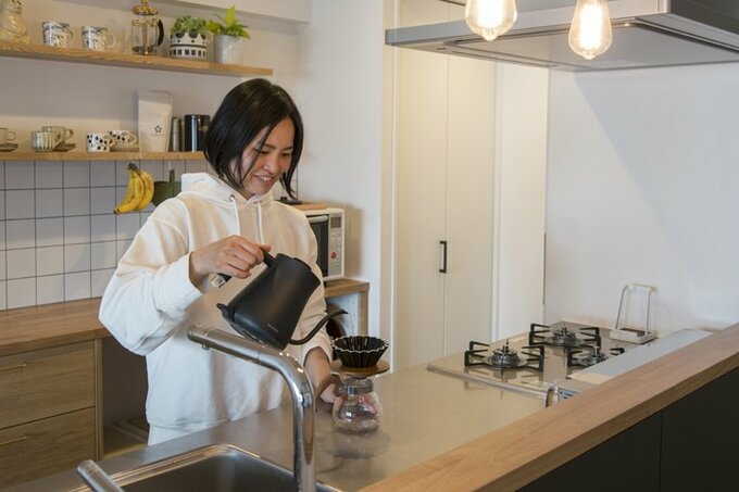 コーヒーを淹れる妻