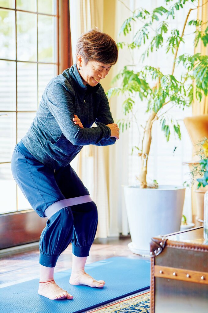 両手を組んで足にゴムバンド