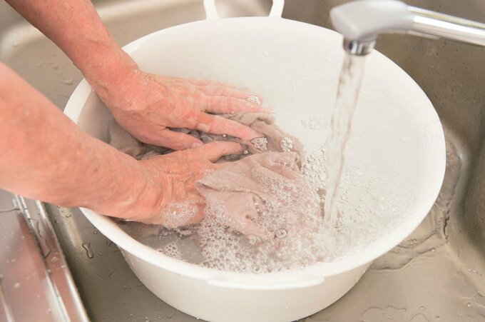 軽く押しながら、すすぐ