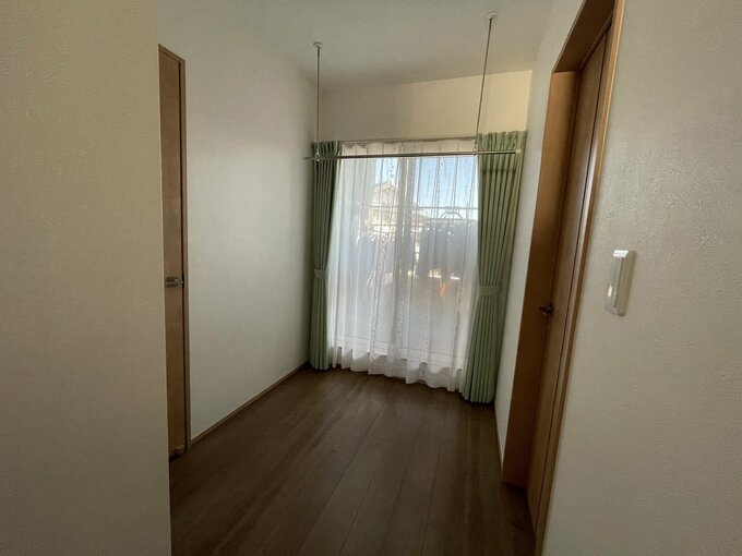 廊下からベランダを見たところ
