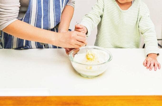 親子でお菓子づくりをしている様子