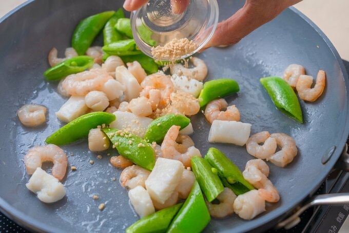 スナップえんどうに味付けをする