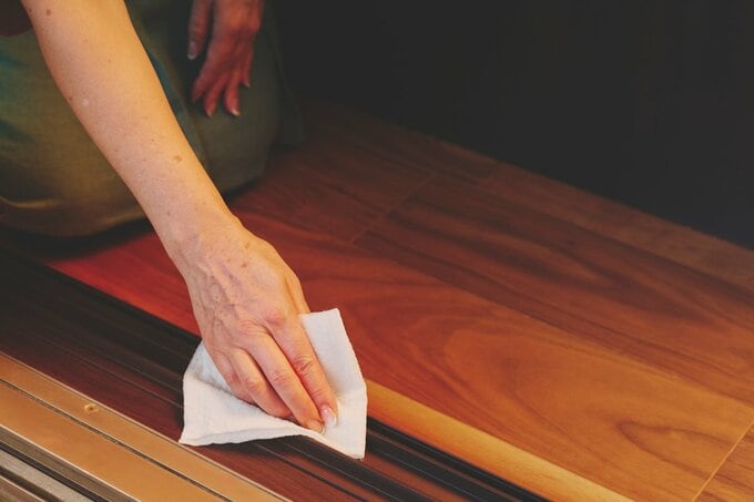 ペーパータオルでサッシをふく