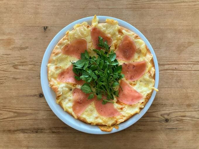 生ハムとルッコラのサラダピザ