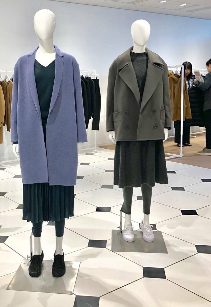 上品なモスグリーンのニット