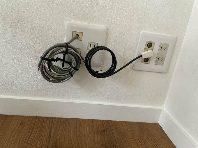 コードを浮かせる