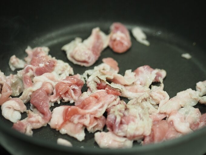 豚肉を炒める