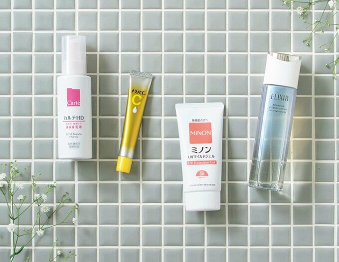 タイル調のフロアに並ぶ4つのスキンケア商品
