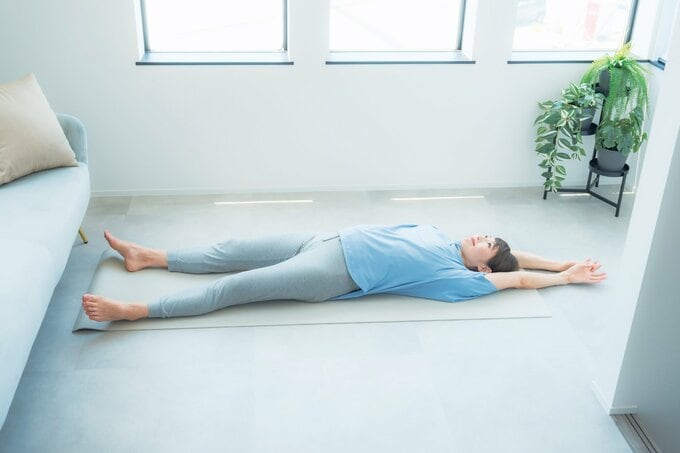 伸びのポーズをする女性