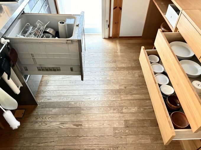 食洗器の向いの食器棚