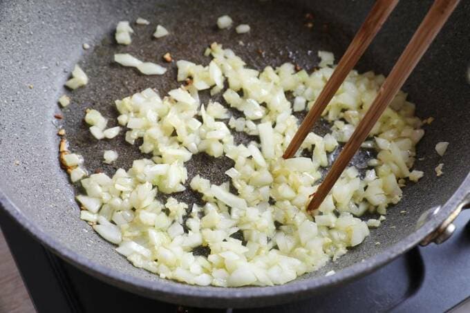 タマネギを炒める