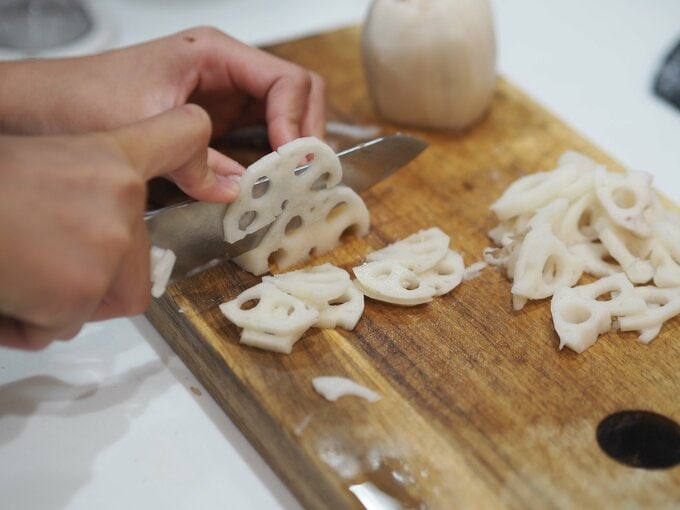 レンコンをイチョウ切りにする