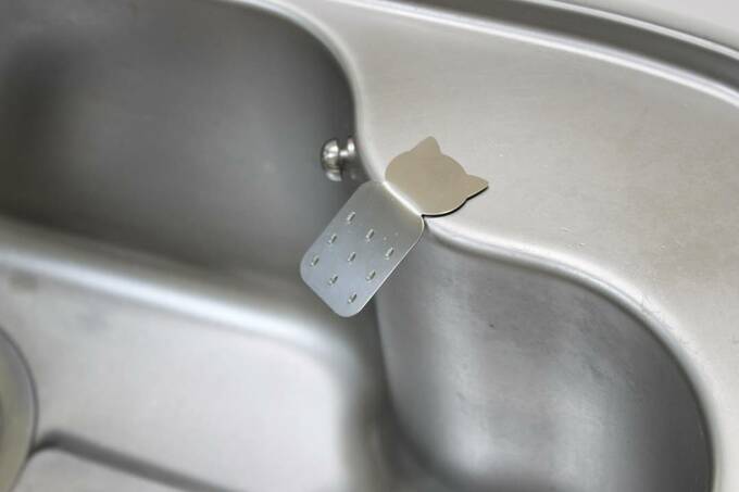 シンクに曲がった水キレの良いスポンジホルダー