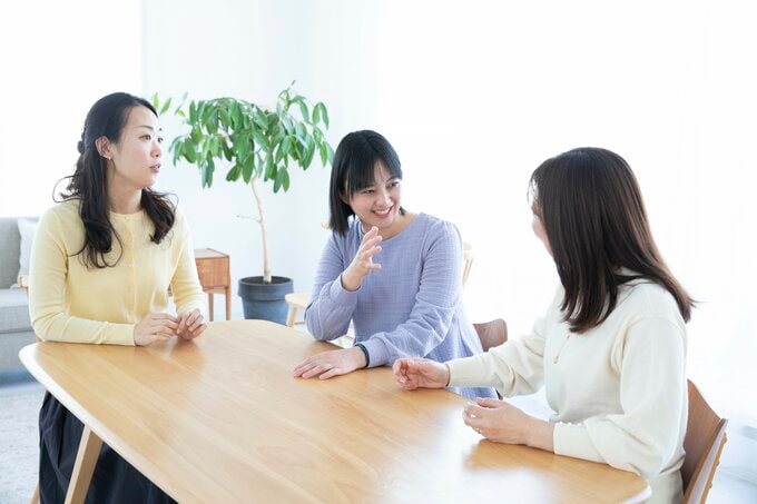 座談会中の女性3人