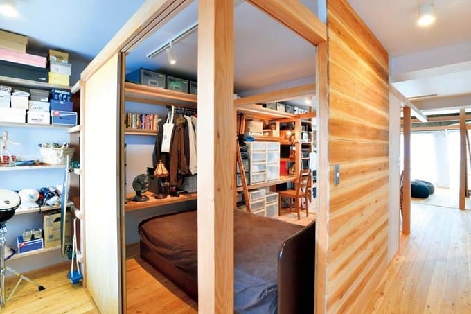 収納を完備し、2畳でも快適な夫の寝室