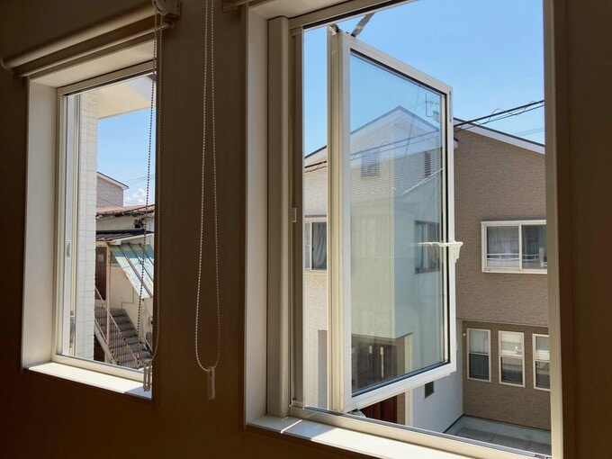 90度に大きく開く片開きの窓