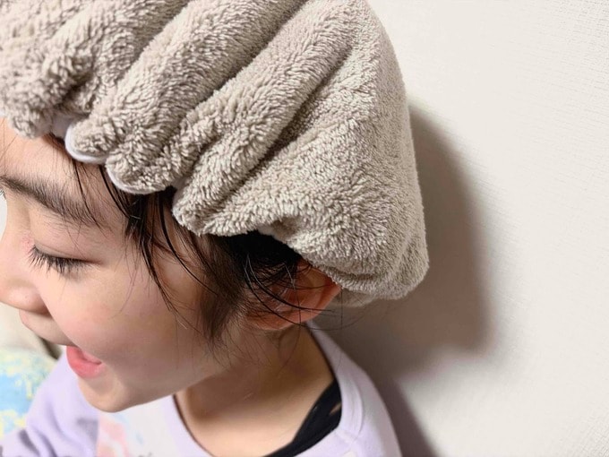 ヘアキャップをかぶる子ども
