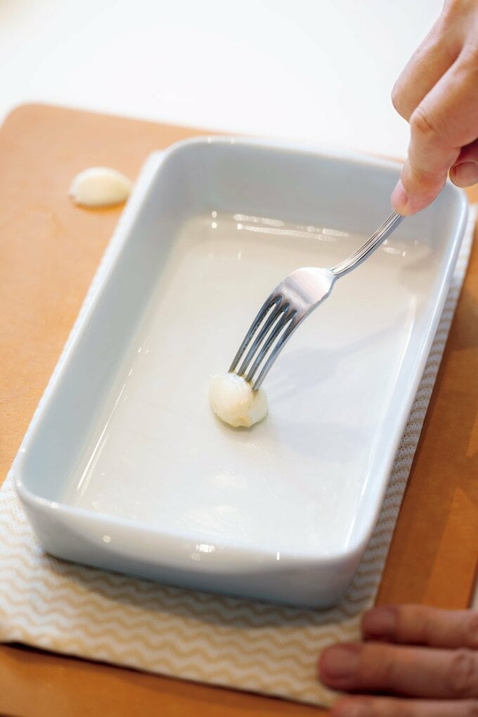 耐熱容器にニンニクの香りをすりつける