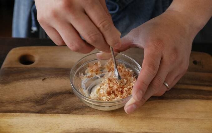 マヨネーズとカツオ節を混ぜ合わせる