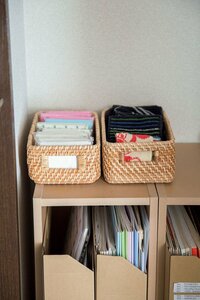 子ども部屋の前にティッシュとハンカチを入れるカゴを