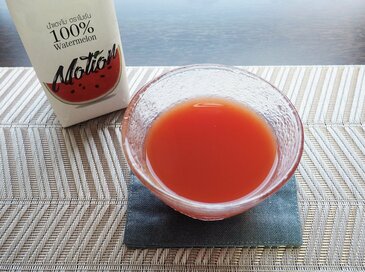 カルディの想像以上に「真っ赤なスイカジュース」。意外とハマる濃い味わいはアレンジにも最適