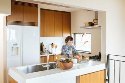 59歳料理家、夫婦ふたり暮らしの「台所」。数が多いまな板は立てて収納