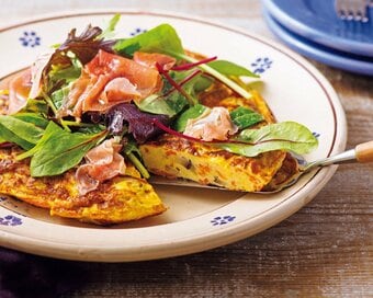 華やかな糖質オフの「サラダオムレツ」。ひと皿で野菜がたっぷり食べられる