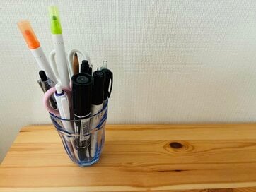 家がきれいな人がやっている「文具収納の工夫」3つ。定番アイテムを厳選し、分散させると快適に