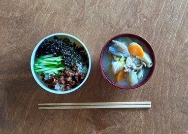 団地で母子3人暮らしの「夏休みのごはん」。ラクするコツは、メニューの固定化