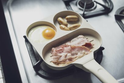 3COINSのキッチン「新名品」8つ。SNSで話題の“フライパン”は一度に3品加熱できる