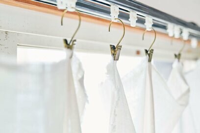 69歳、身軽に暮らすための「買わないインテリア」3つ。手頃な布をカーテン代わりに