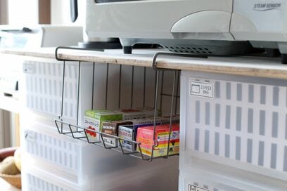 つり下げワイヤバスケットをデッドスペースにかけるだけ！キッチンがうんと便利に