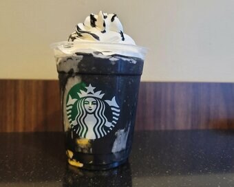 スタバ・ハロウィーンフラペチーノが驚きの「黒さ」。大注目のお味は？