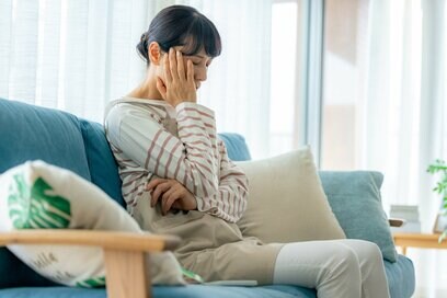 更年期で「心がゆらぎやすい理由」3つと対処法。女性ホルモン以外にも原因があるケースも：産婦人科医が解説