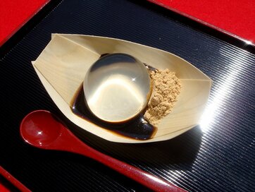 透明でプルプル！美しく輝く水信玄餅が“幻のスイーツ”と呼ばれるワケは？